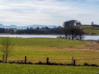 Nordufer Blick über See, Kapelle zur Bergkette der Bayerischen Alpen